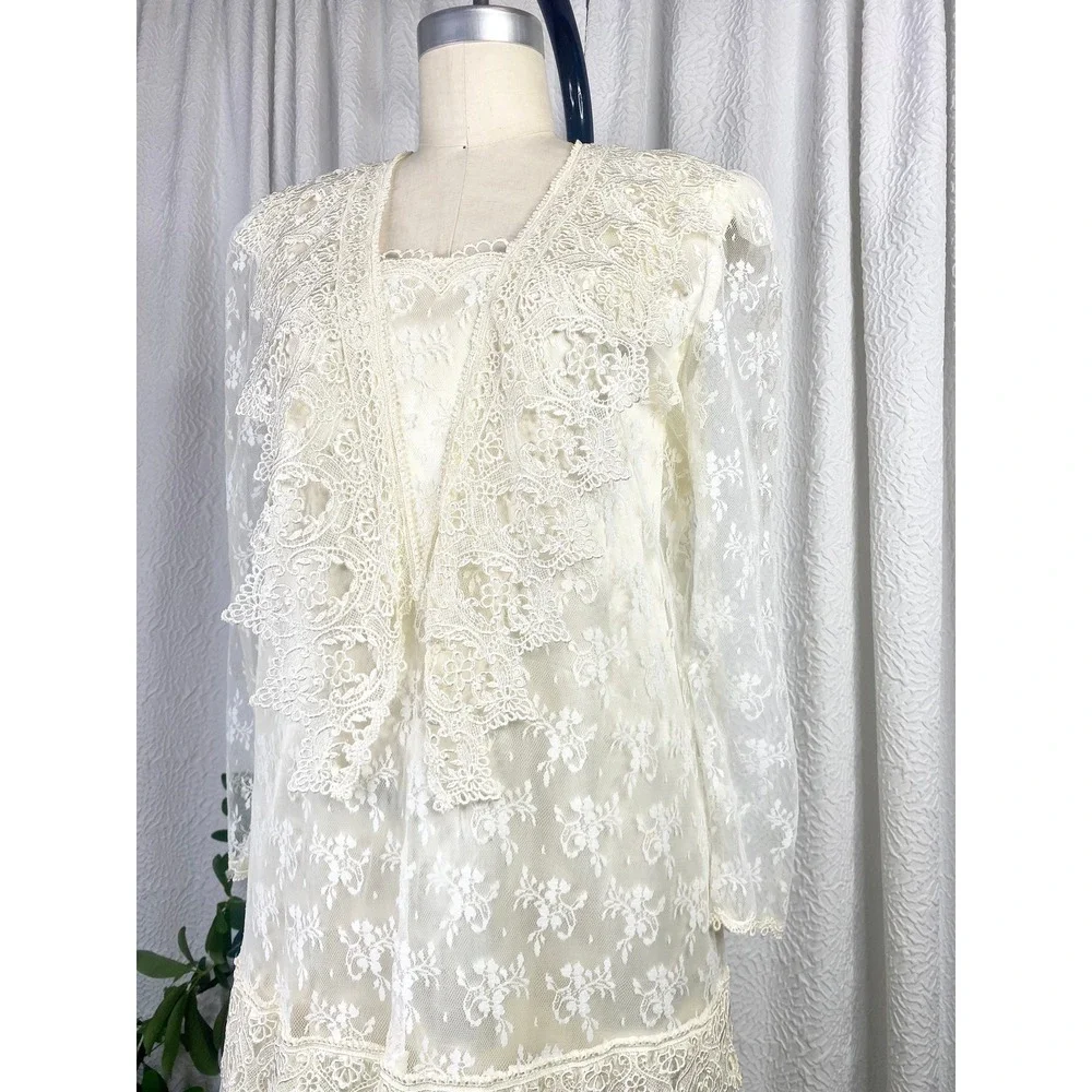 Vintage 1980s White Lace Drop Waist Wedding Dress, Size Medium - Picture 7 of 11